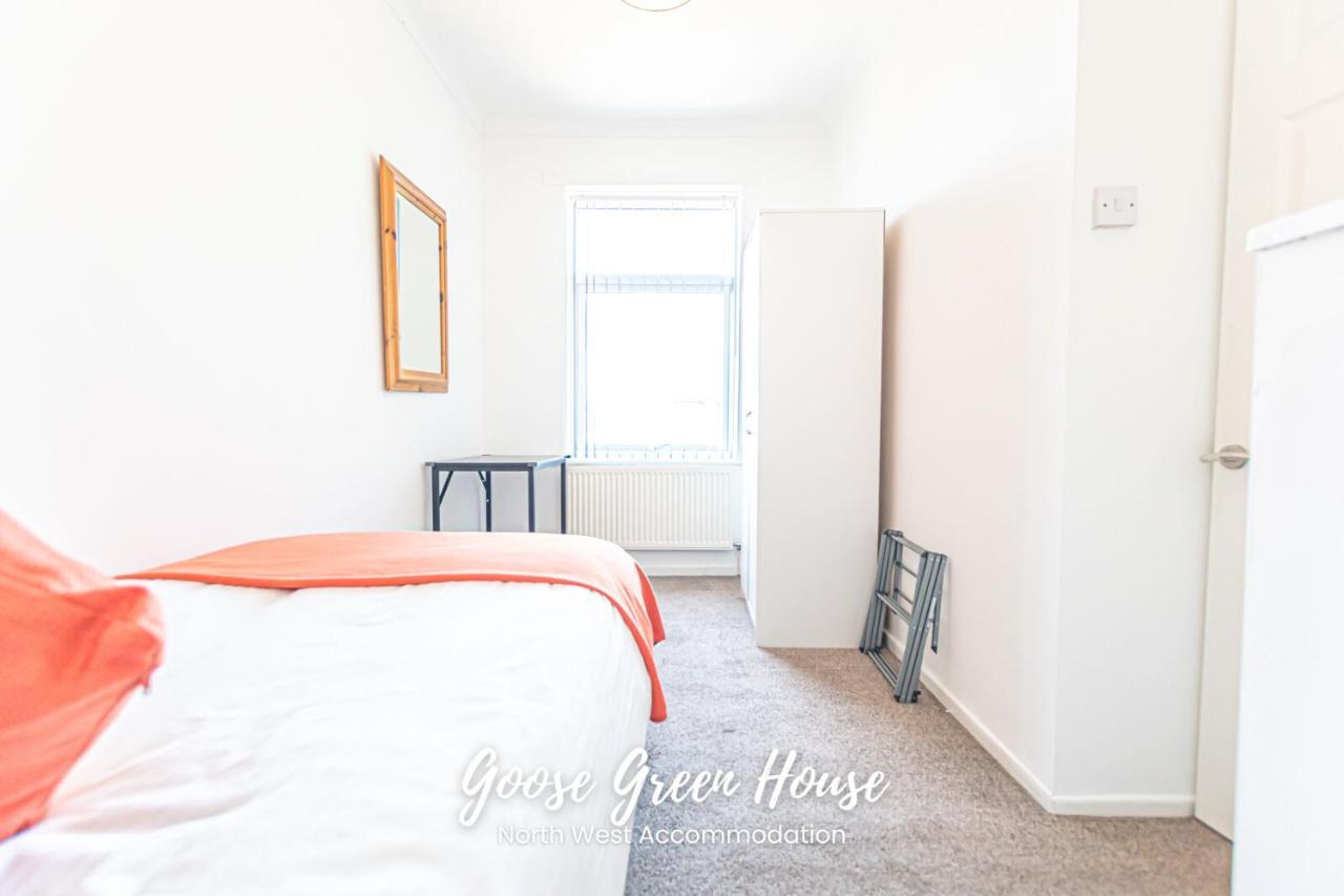 Modern 3Br House In Ince Ideal For Contractors & Long Stays วีแกน ภายนอก รูปภาพ
