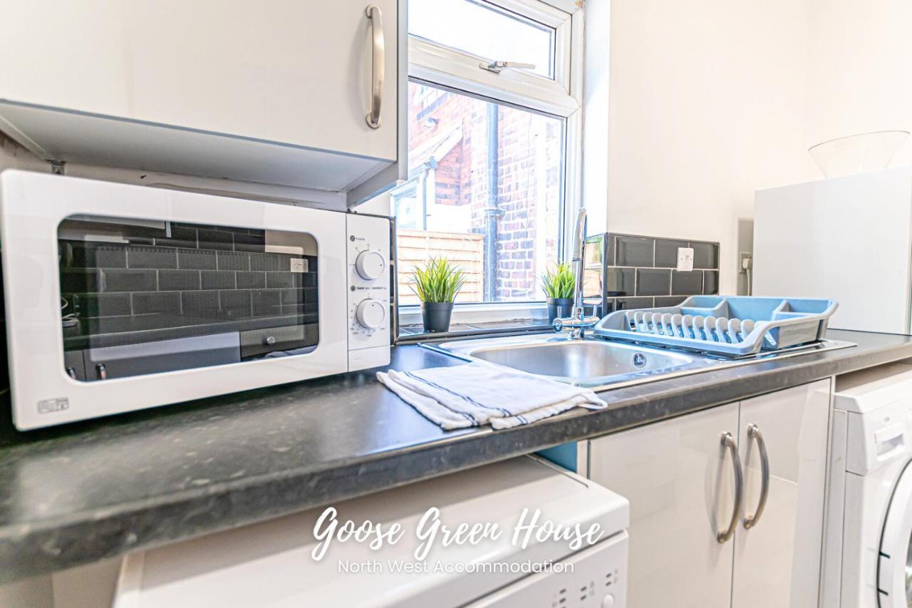 Modern 3Br House In Ince Ideal For Contractors & Long Stays วีแกน ภายนอก รูปภาพ