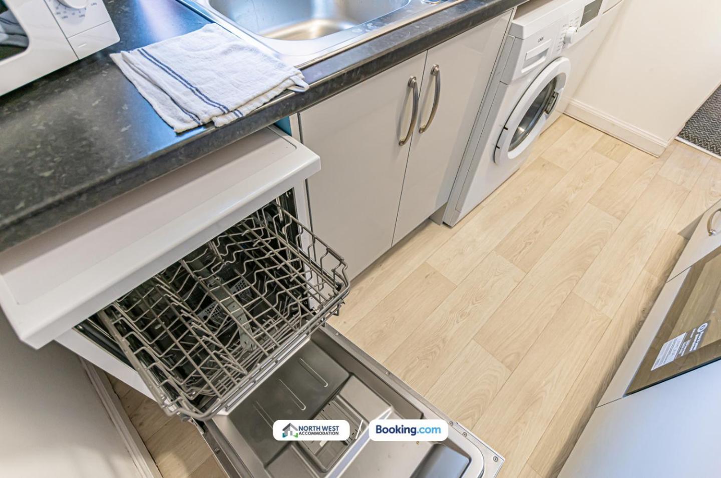 Modern 3Br House In Ince Ideal For Contractors & Long Stays วีแกน ภายนอก รูปภาพ