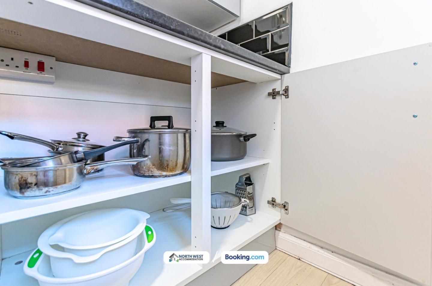 Modern 3Br House In Ince Ideal For Contractors & Long Stays วีแกน ภายนอก รูปภาพ