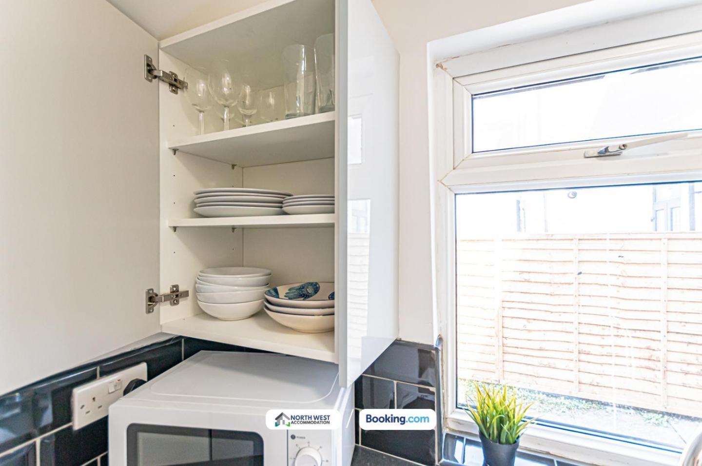 Modern 3Br House In Ince Ideal For Contractors & Long Stays วีแกน ภายนอก รูปภาพ