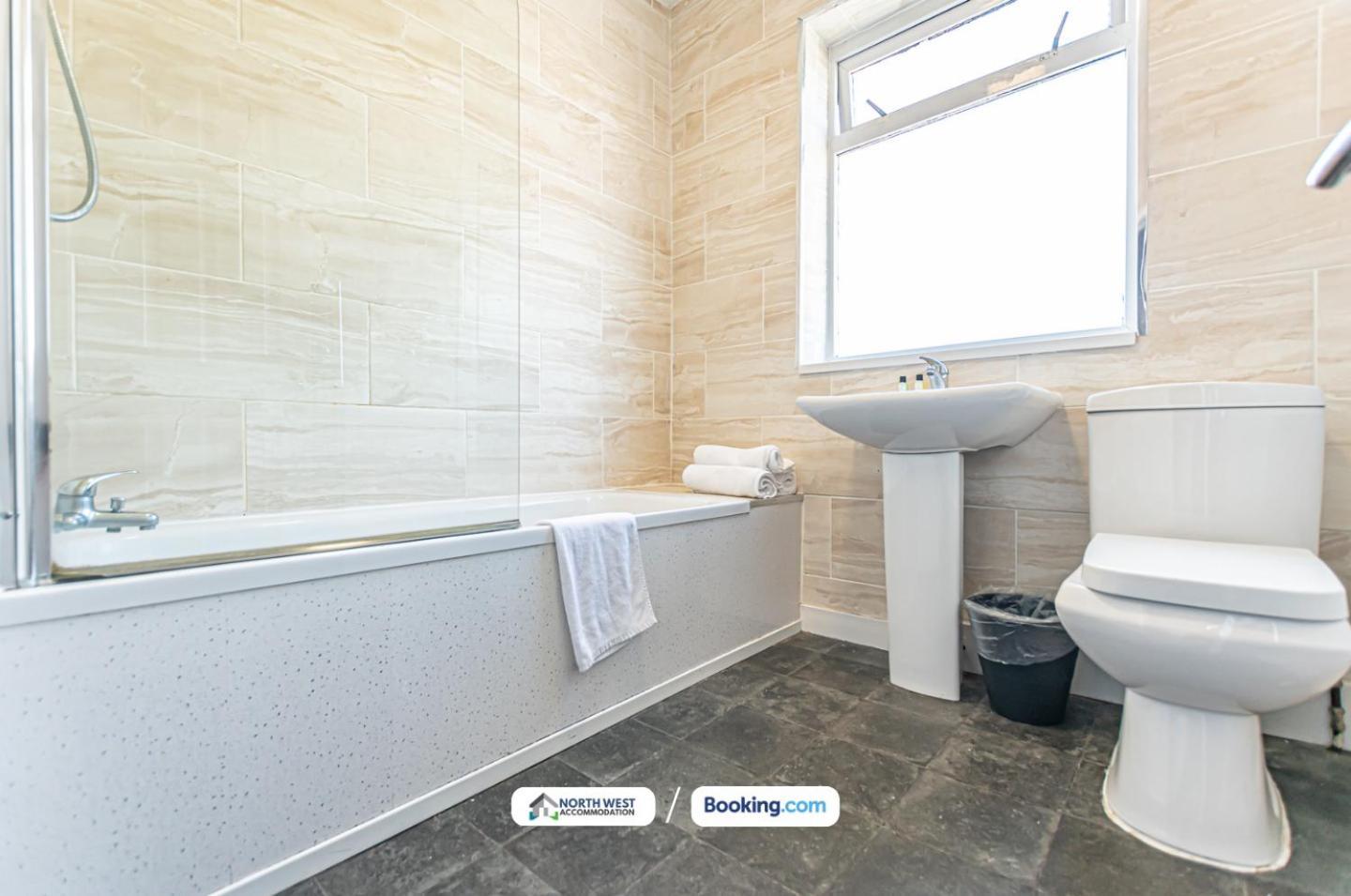 Modern 3Br House In Ince Ideal For Contractors & Long Stays วีแกน ภายนอก รูปภาพ