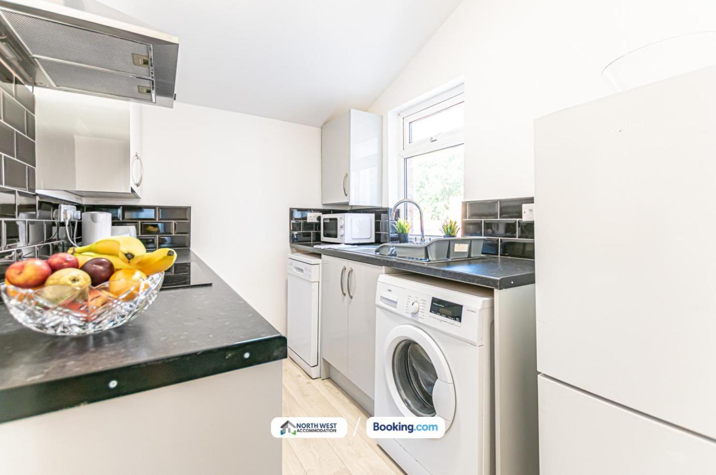 Modern 3Br House In Ince Ideal For Contractors & Long Stays วีแกน ภายนอก รูปภาพ