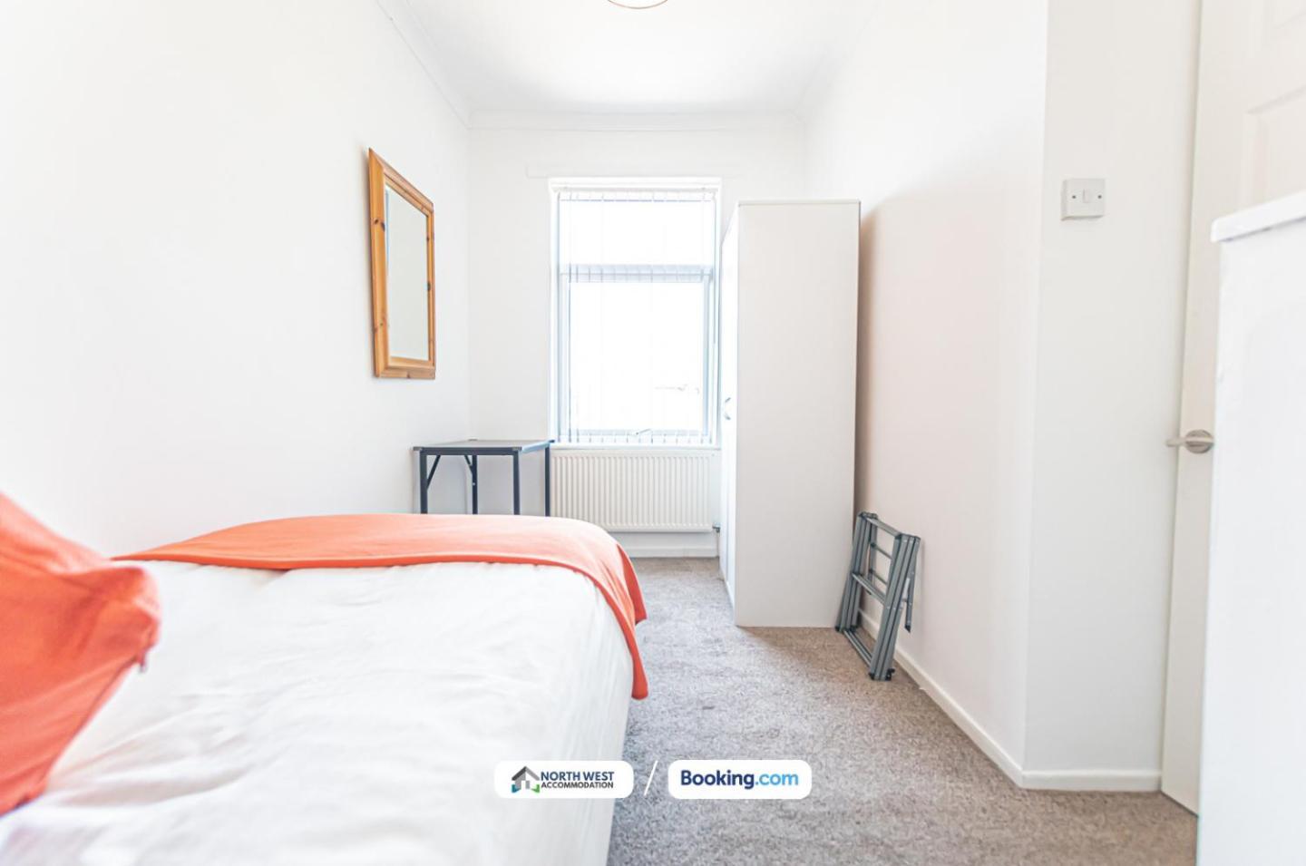 Modern 3Br House In Ince Ideal For Contractors & Long Stays วีแกน ภายนอก รูปภาพ